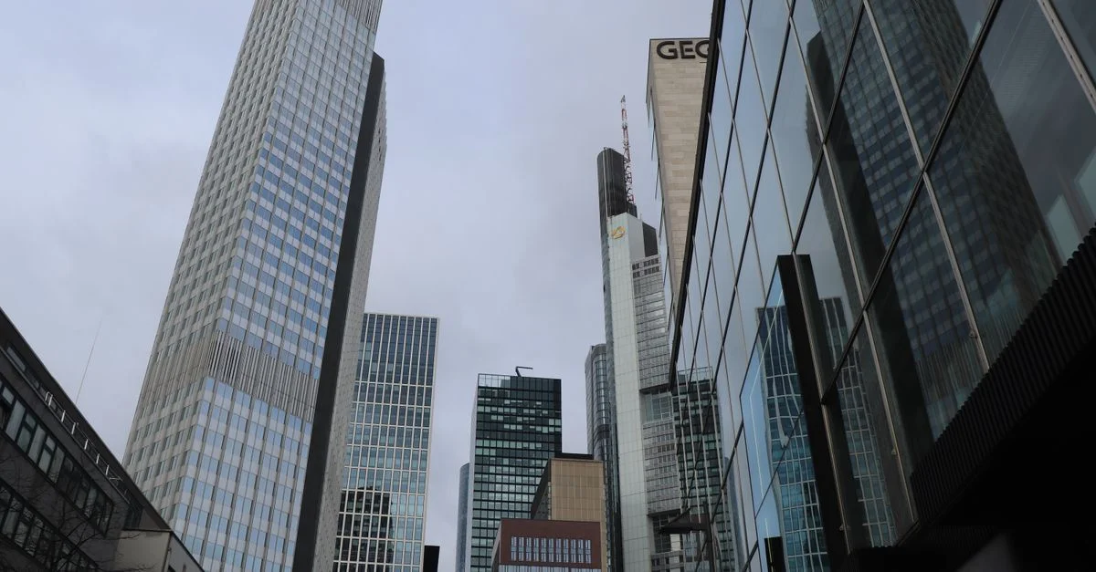 Ein Blick auf die Wolkenkratzer Frankfurts mit moderner Architektur und Bürogebäuden.