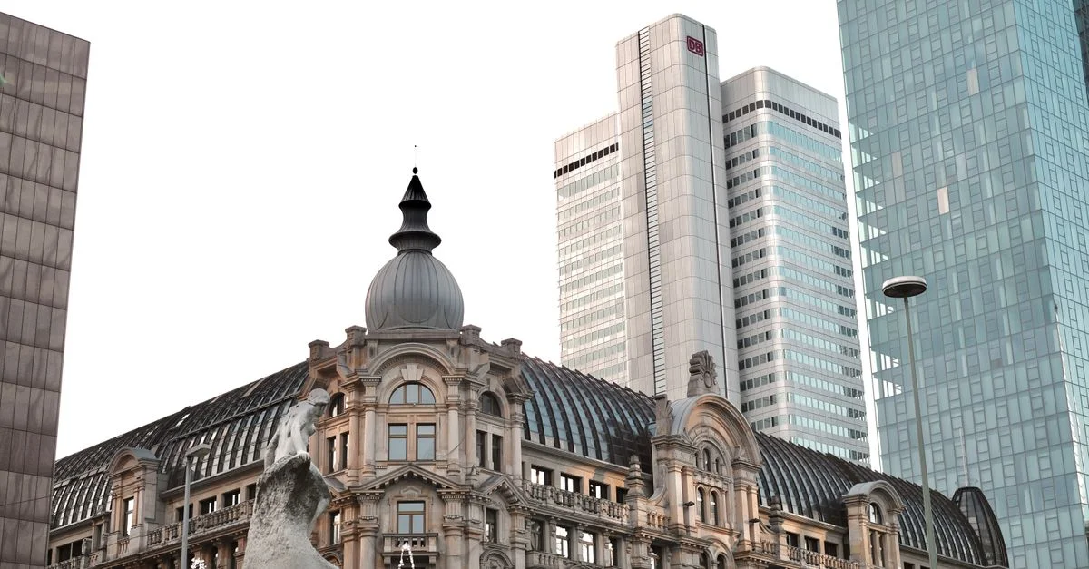 Eine Mischung aus historischen und modernen Gebäuden in der Skyline von Frankfurt, die architektonische Vielfalt zeigt.