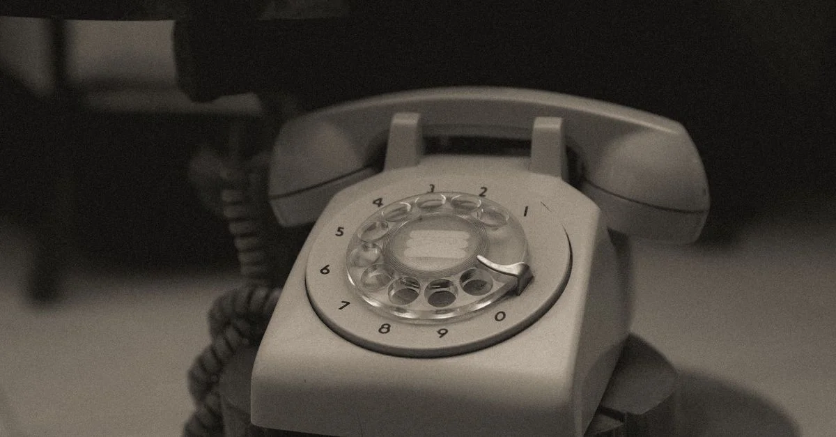 Eine Nahaufnahme eines klassischen vintage Wählscheibentelefons mit retro Design.
