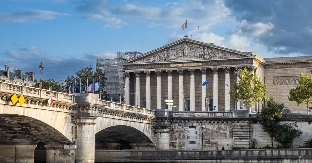 Atemberaubende Aufnahme des Palais Bourbon an der Seine in Paris, die klassische französische Architektur zeigt.