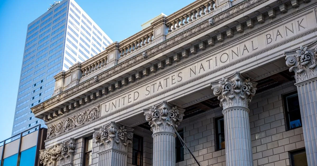 Nahaufnahme des Gebäudes der Nationalbank der Vereinigten Staaten mit klassischen Säulen und Architektur.