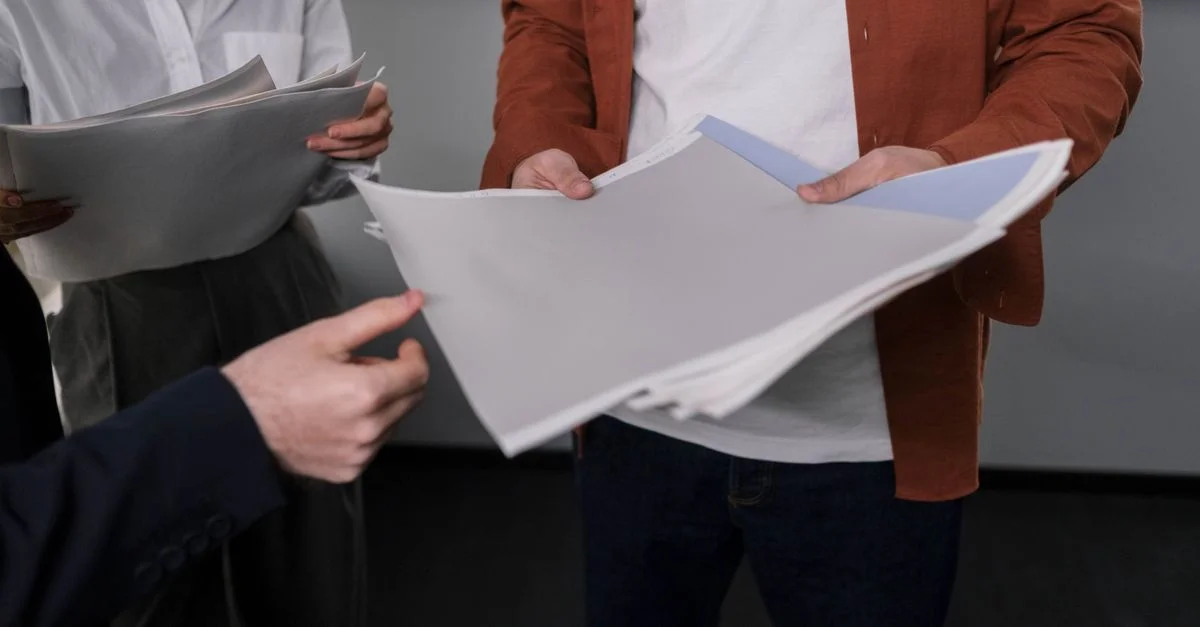 Business-Profis diskutieren Innenarchitektur-Proben während eines Projektmeetings.